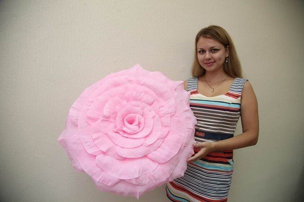 Большой цветок из гофрированной бумаги