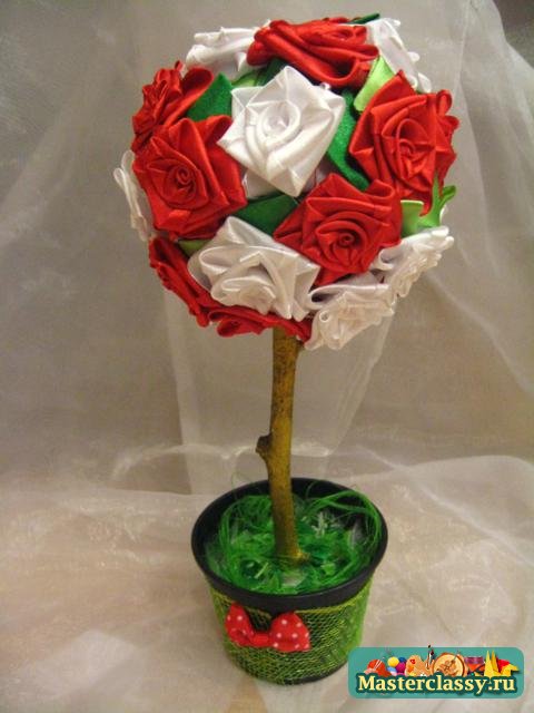 Топиарий из розы: из гофрированной бумаги и салфеток, пошаговая инструкция из атласных лент, из сухих роз, мастер класс как сделать, видео